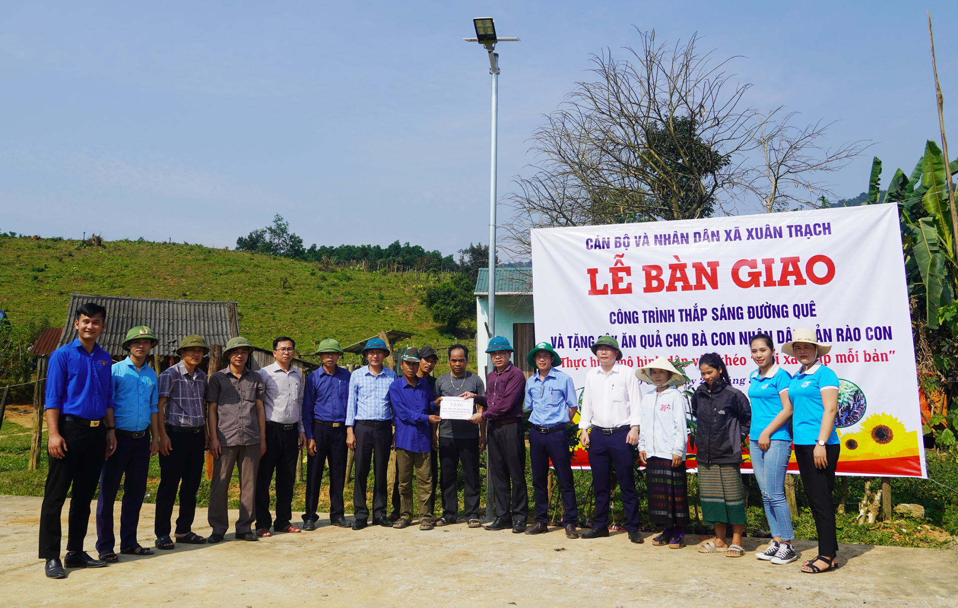 Lãnh đạo xã Xuân Trạch bàn giao công trình thắp sáng đường quê cho bản Rào Con (thị trấn Phong Nha, Bố Trạch).