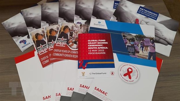 Tờ rơi tuyên truyền phòng, chống HIV/AIDS tại Nam Phi. (Ảnh Hoàng Minh/TTXVN)