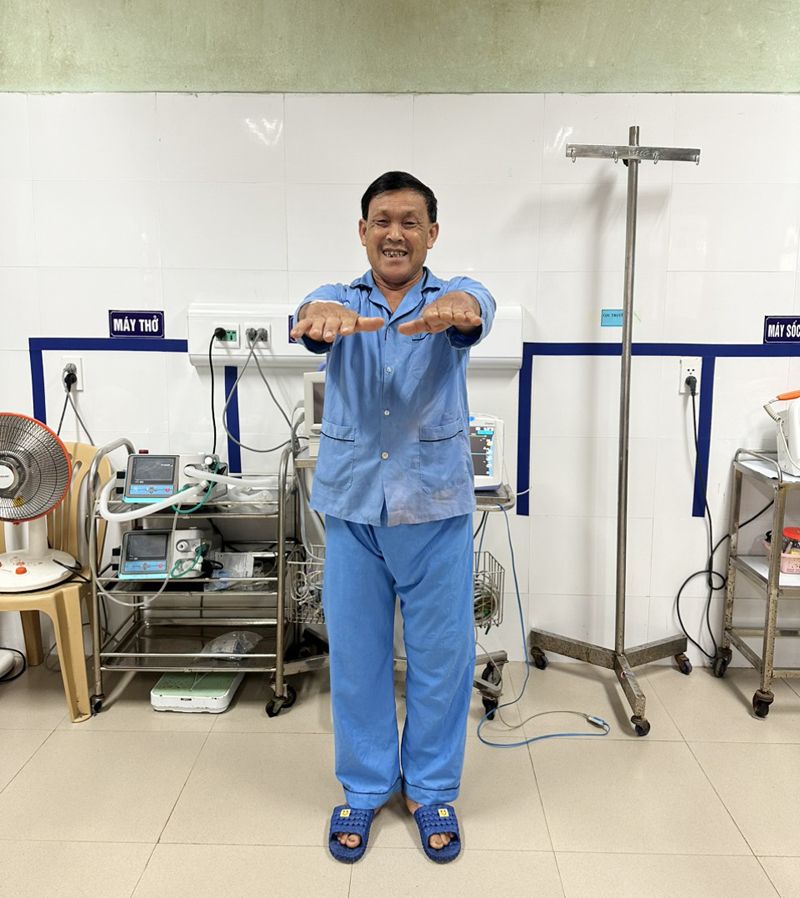 Bệnh nhân Phạm Văn Hùng đã hồi phục và phấn khởi cảm ơn đội ngũ y bác sĩ Bệnh viện đa khoa khu vực Bắc Quảng Bình (ảnh chụp sáng 29/3). 