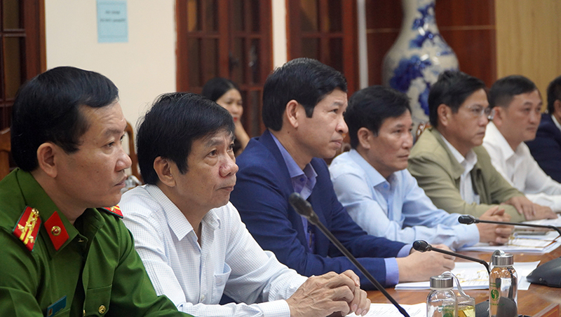 Các đồng chí lãnh đạo HĐND, UBND tỉnh và sở ngành tham dự buổi khảo sát