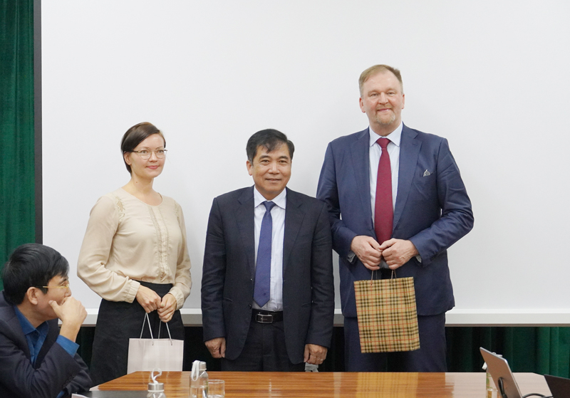 Đồng chí Phó Chủ tịch Thường trực UBND tỉnh Đoàn Ngọc Lâm tặng quà cho ông Mika Karkkainen và bà Maija Seppala.