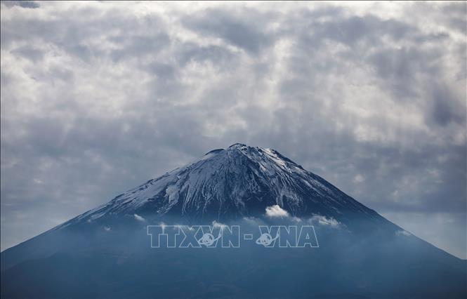 Núi Phú Sĩ nhìn từ Fujikawaguchiko, tỉnh Yamanashi, Nhật Bản. Ảnh: AFP/TTXVN