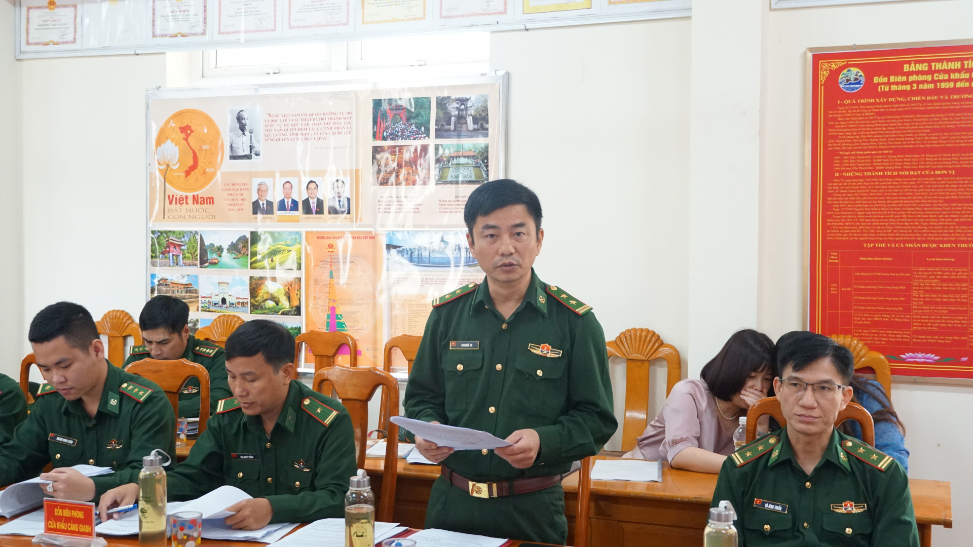 Chỉ huy Đồn BPCK Cảng Gianh báo cáo với đoàn khảo sát.