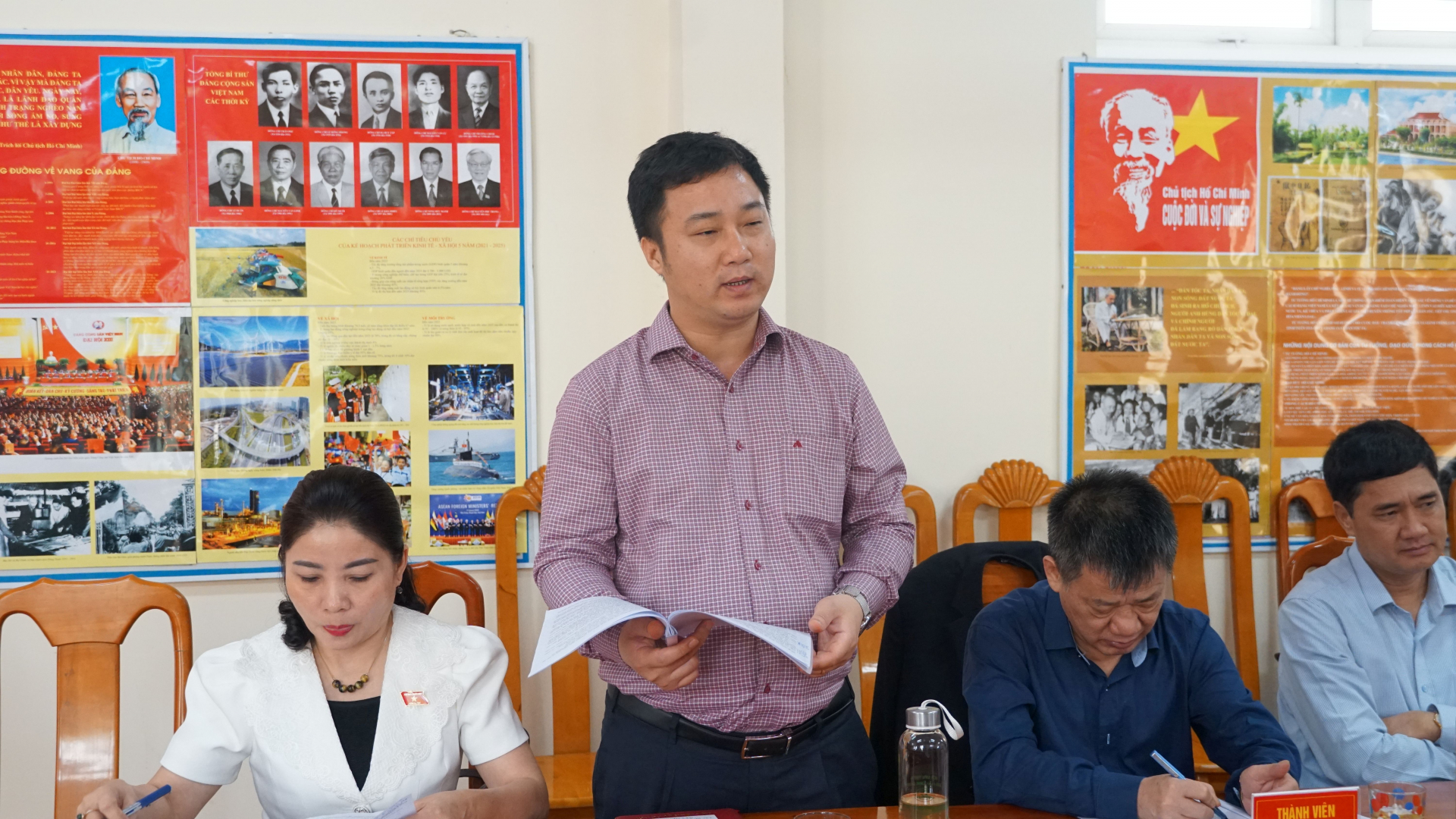 Thành viên đoàn khảo sát của UBPLQH trao đổi ý kiến.