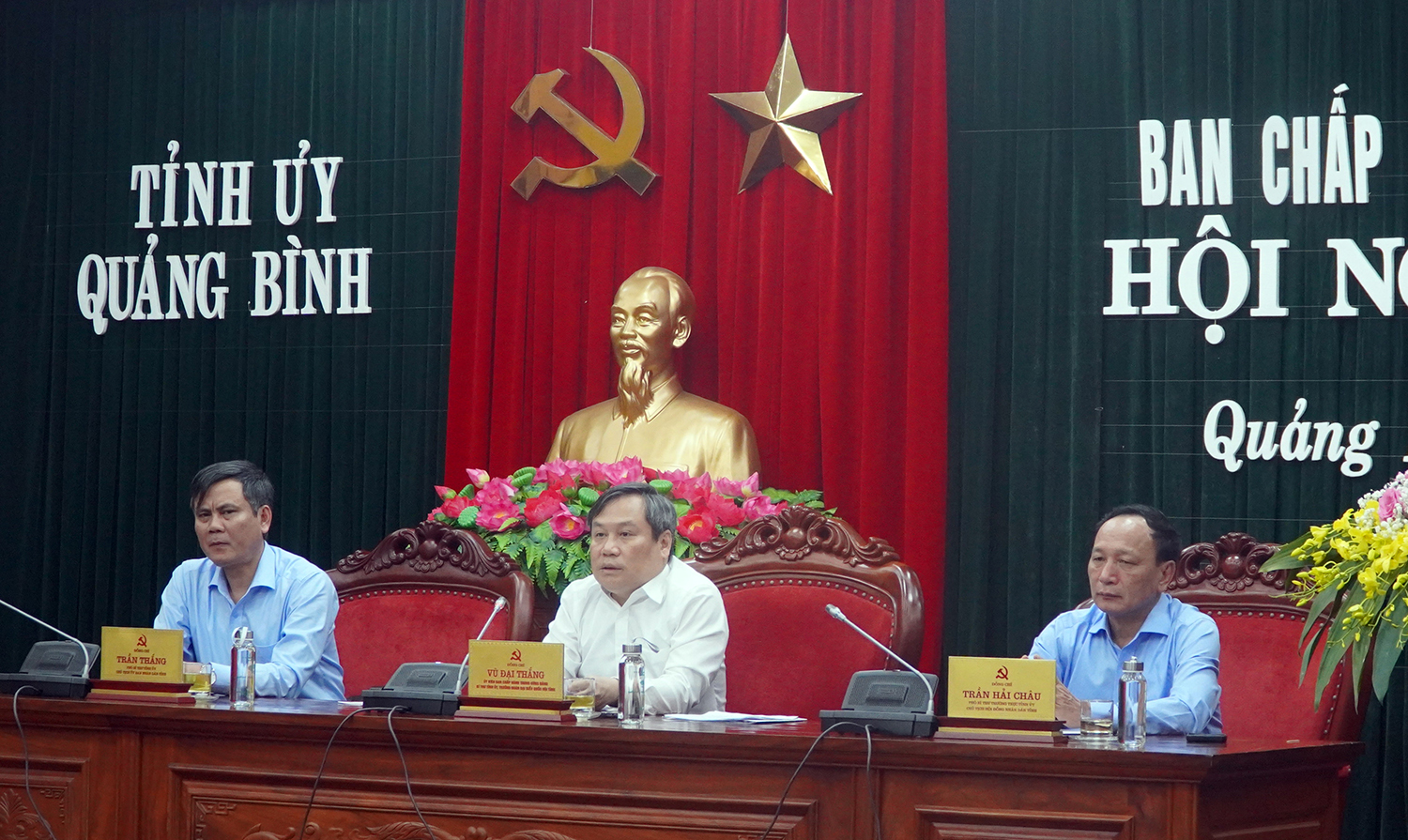Các đồng chí trong Thường trực Tỉnh ủy điều hành hội nghị