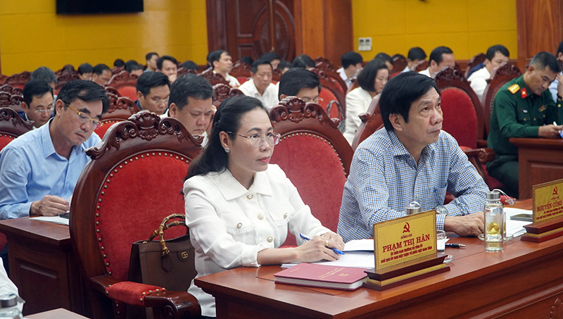 Các đồng chí trong Ban Thường vụ Tỉnh ủy dự hội nghị