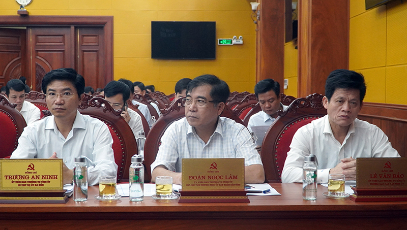 Các đồng chí trong Ban Thường vụ Tỉnh ủy dự hội nghị