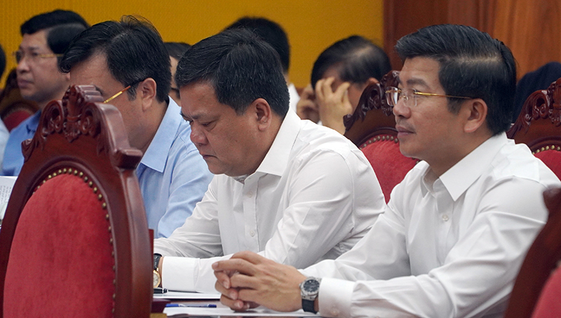 Các đồng chí trong Ban Thường vụ Tỉnh ủy dự hội nghị