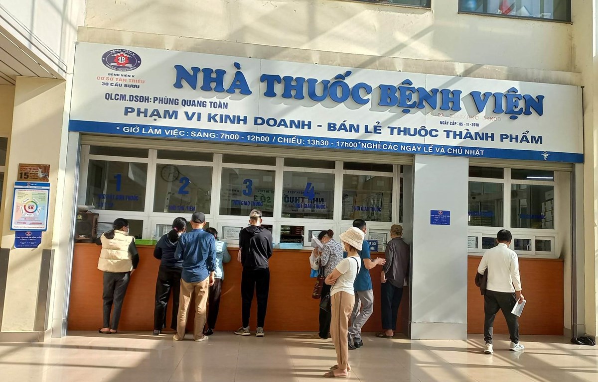 Người dân xếp hàng chờ mua thuốc tại Bệnh viện K. (Ảnh: T.G/Vietnam+)