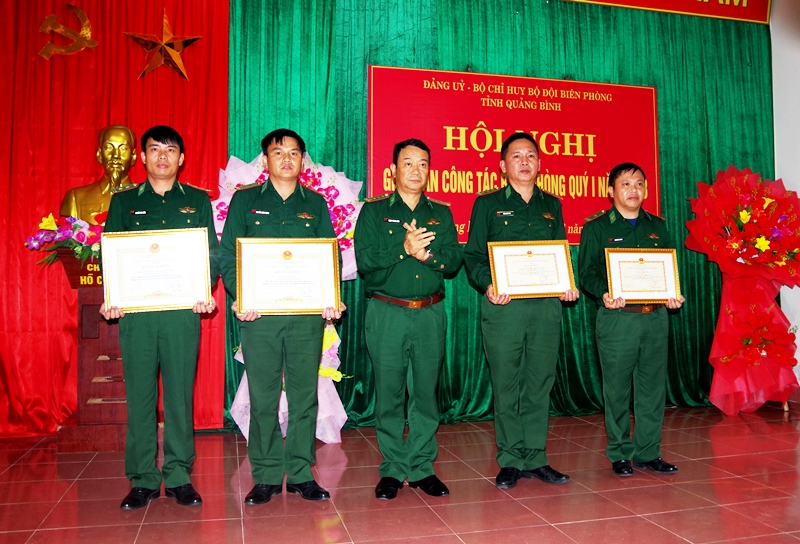 Đại tá Trịnh Thanh Bình, Tỉnh ủy viên, Chỉ huy trưởng BĐBP tỉnh trao bằng khen của Chủ tịch UBND tỉnh cho tập thể, các nhân có thành tích xuất sắc trong phong trào thi đua ngành Thanh tra quốc phòng năm 2022 và trong đấu tranh, phá án thành công chuyên án về mua bán, vận chuyển trái phép chất ma túy, vật liệu nổ.