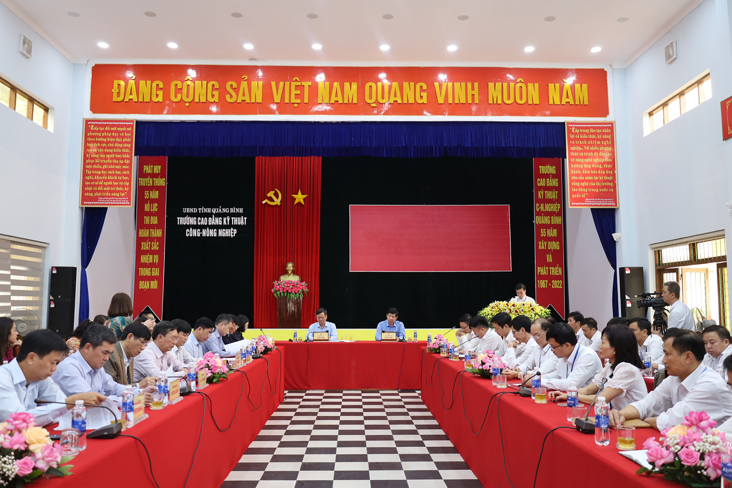 Toàn cảnh buổi làm việc.