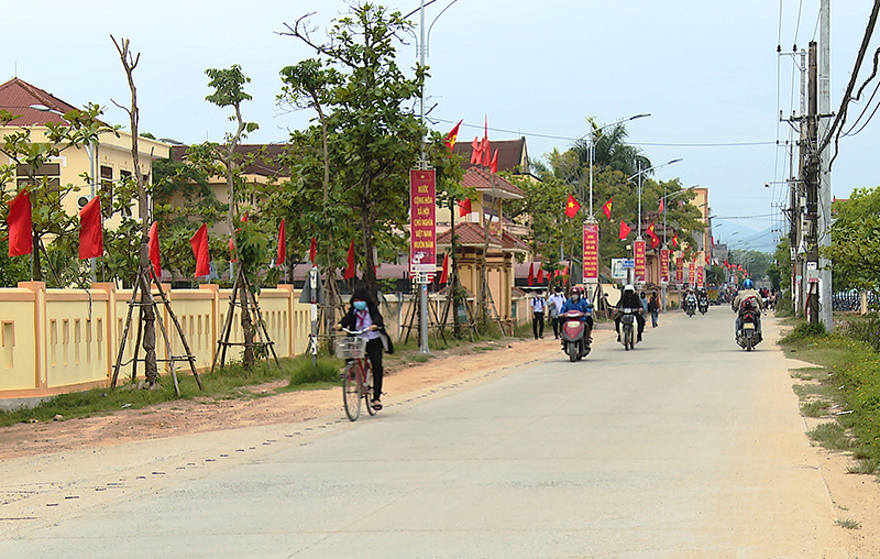 Nhiều trường học nằm trên các tuyến đường giao thông chính, tiềm ẩn nguy cơ mất an toàn giao thông.