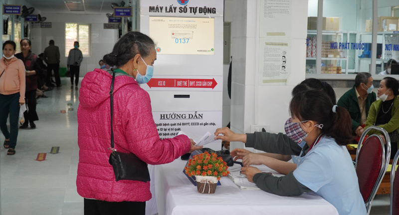 Người dân được đón tiếp, hướng dẫn tận tình khi đến các cơ sở y tế KCB.