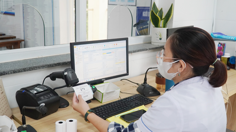Khi xuất trình CCCD gắn chíp người bệnh sẽ được cấp số thứ tự để vào các phòng khám chuyên khoa theo nhu cầu.