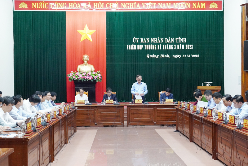Đồng chí Chủ tịch UBND tỉnh Trần Thắng phát biểu đặt vấn đề tại phiên họp.