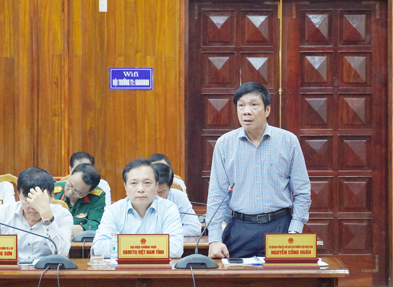 Đồng chí Phó Chủ tịch Thường trực HĐND tỉnh Nguyễn Công Huấn phát biểu tại phiên họp.