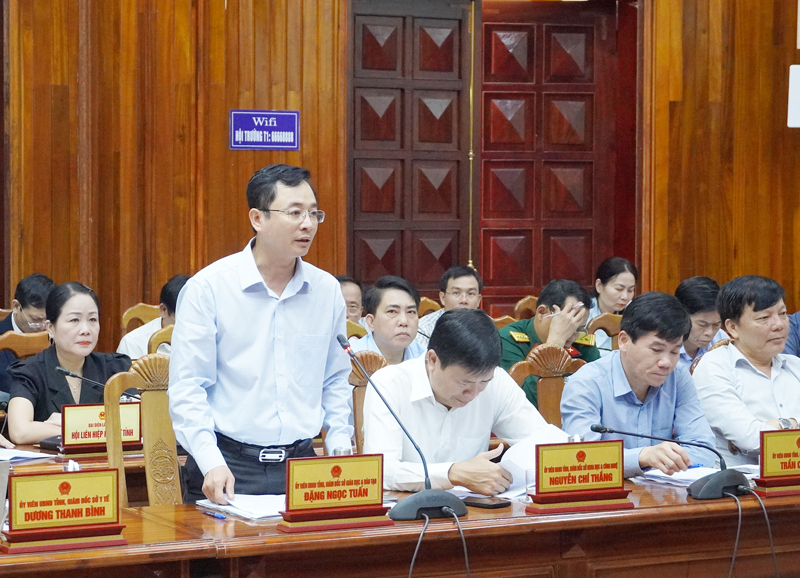 Đồng chí Giám đóc Sở GD-ĐT Đặng Ngọc Tuấn phát biểu về vấn đề an ninh học đường.