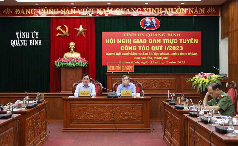  Đồng chí Bí thư Tỉnh ủy Vũ Đại Thắng và đồng chí Trưởng ban Nội chính Tỉnh ủy Nguyễn Lương Bình tham dự hội nghị tại điểm cầu tỉnh Quảng Bình.