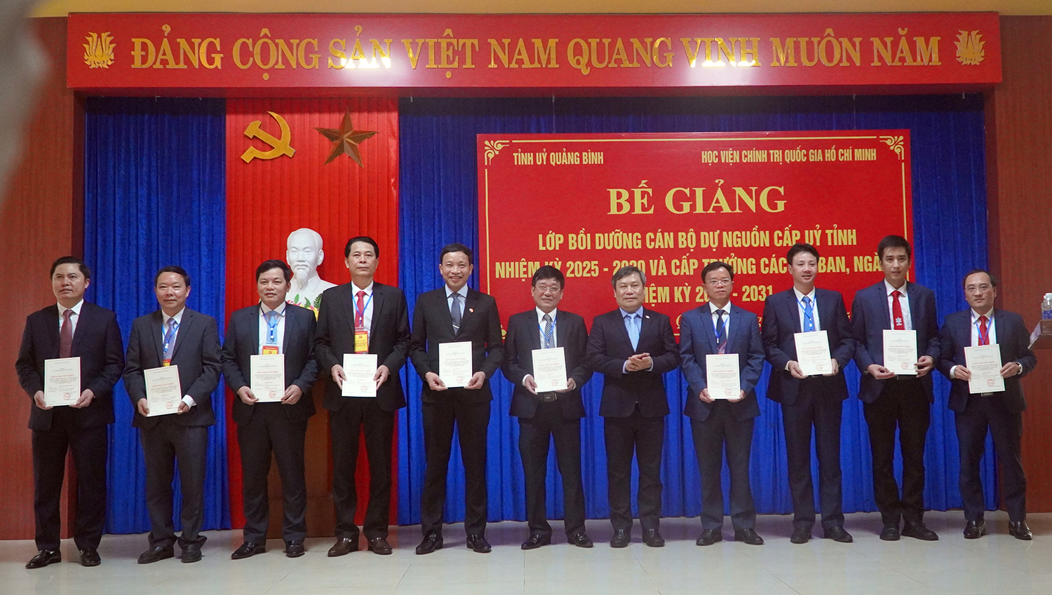 Đồng chí Bí thư Tỉnh ủy Vũ Đại Thắng trao chứng chỉ cho các học viên