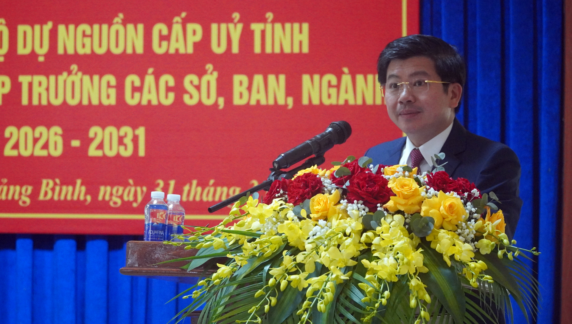 Đồng chí Trưởng ban Tổ chức Tỉnh ủy Trần Vũ Khiêm báo cáo kết quả lớp bồi dưỡng