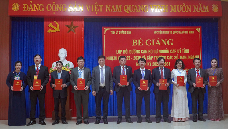 PGS.TS. Trương Hồ Hải, Viện trưởng Viện Nhà nước và Pháp luật, Học viện Chính trị Quốc gia Hồ Chí Minh trao chứng chỉ cho các học viên