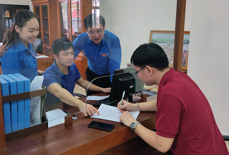 Đoàn Thanh niên Cục Thuế tỉnh hỗ trợ NNT thực hiện quyết toán thuế.