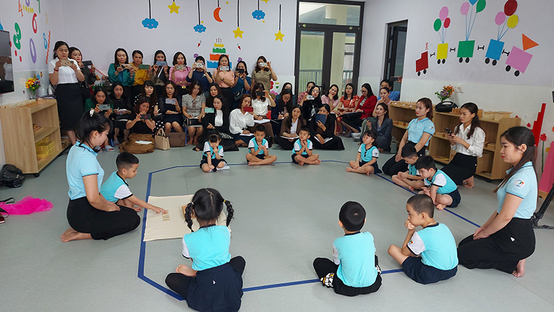 CBQL, GV tham quan một giờ học theo phương pháp giáo dục mới ở Trường MN Sky (TP. Đồng Hới).