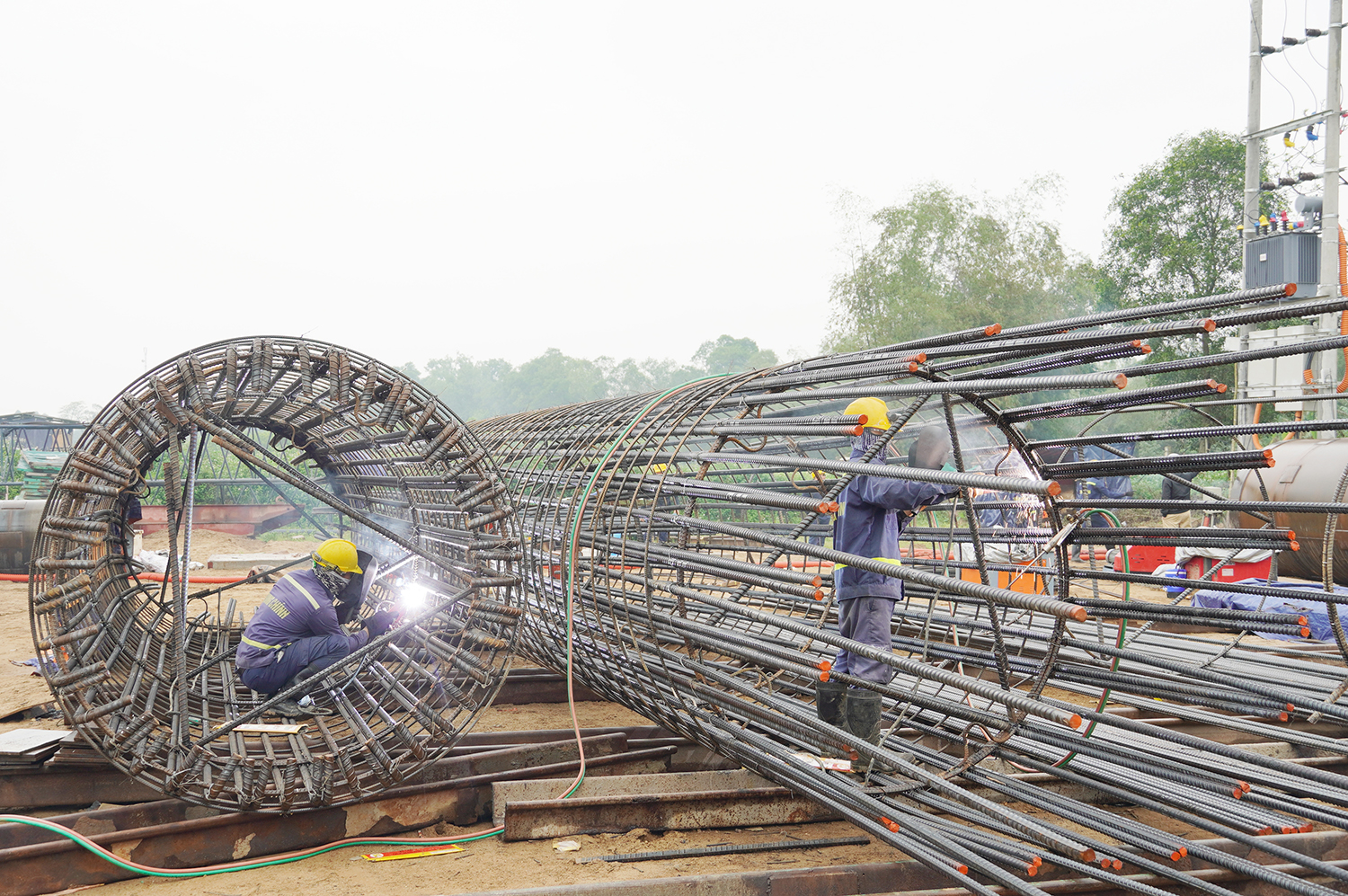 Công nhân gia công lắp đặt lồng thép thi công cọc khoan nhồi.