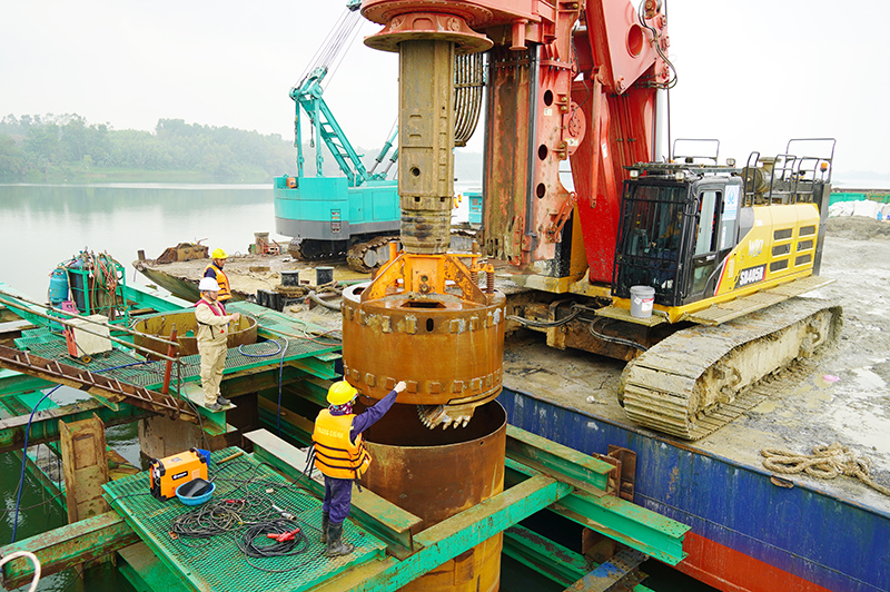 Máy khoan cọc nhồi đang khoan cọc đường kính D=2m.