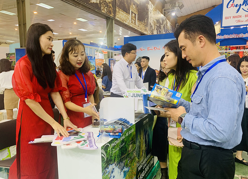  Các doanh nghiệp Quảng Bình giới thiệu, quảng bá, chào bán các sản phẩm, dịch vụ du lịch. 
