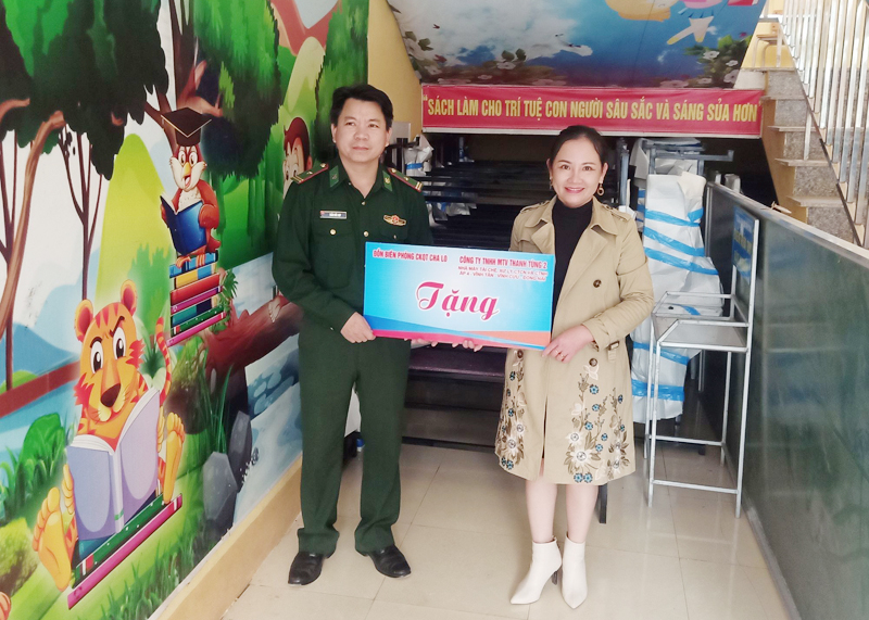 Các em học sinh Trường tiểu học Bãi Dinh, xã Dân Hóa (huyện Minh Hóa) vui mừng được ngồi học trên những bộ bàn ghế mới do Công ty Thanh Tùng 2 tặng.