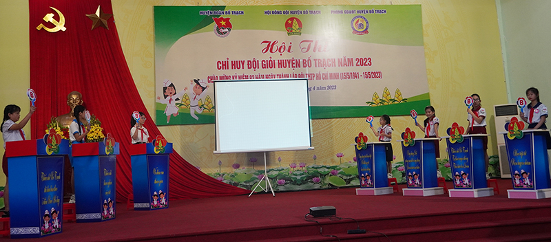  Các thí sinh tham gia phần thi Chỉ huy Đội hiểu biết.