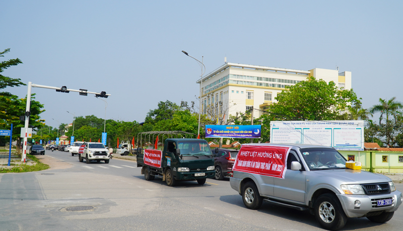 Diễu hành, cổ động, tuyên truyền Tháng hành động vì ATTP trên các trục đường chính của TP. Đồng Hới.