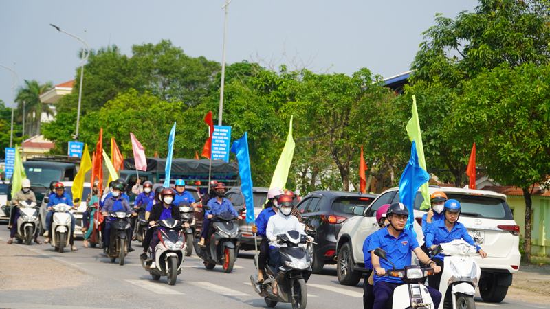 Diễu hành, cổ động, tuyên truyền Tháng hành động vì ATTP trên các trục đường chính của TP. Đồng Hới.