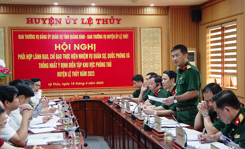 Đại tá Đoàn Sinh Hòa chủ trì hội nghị