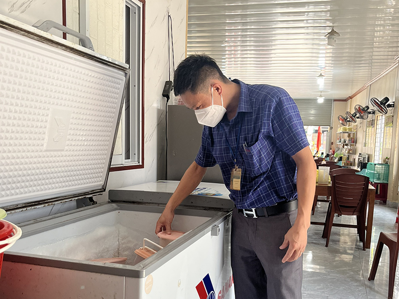 Kiểm tra việc bố trí, bảo quản thực phẩm.