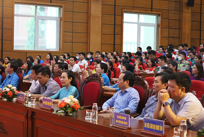 Các đại biểu dự lễ phát động.