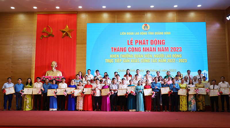 Các đồng chí lãnh đạo tỉnh trao bằng khen của UBND tỉnh cho các cá nhân tiêu biểu.