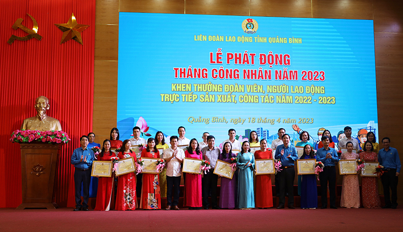  Các đại biểu chụp ảnh lưu niệm với các cá nhân tiêu biểu được Ban Thường vụ LĐLĐ tỉnh tặng bằng khen.