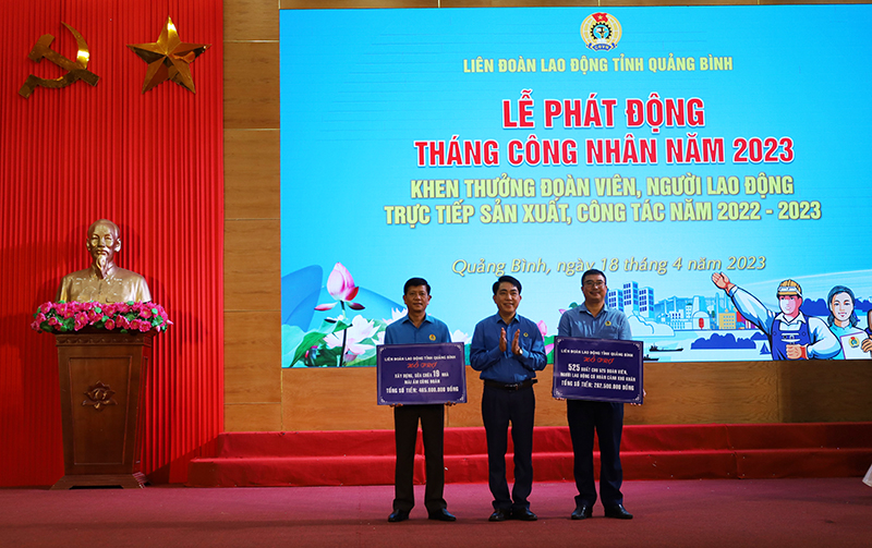Đại diện lãnh đạo LĐLĐ tỉnh trao hỗ trợ kinh phí xây dựng, sửa chữa nhà “Mái ấm Công đoàn” và hỗ trợ cho đoàn viên, người lao động có hoàn hoàn cảnh khó khăn.