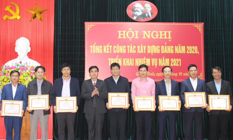Nhiều tập thể, cá nhân có thành tích xuất sắc trong công tác xây dựng Đảng được Đảng ủy Khối các cơ quan tỉnh tặng giấy khen.