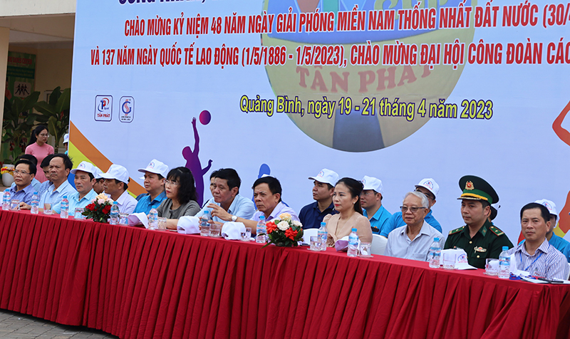  Các đại biểu dự khai mạc giải.