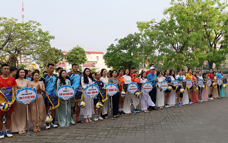  Lãnh đạo Sở Văn hóa-Thể thao và LĐLĐ tỉnh trao cờ lưu niệm và quà cho các đội bóng tham gia giải.