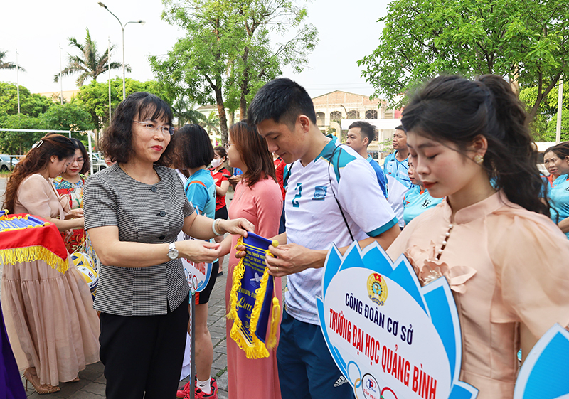 Lãnh đạo Sở Văn hóa-Thể thao trao cờ lưu niệm và quà cho các đội tham gia giải.