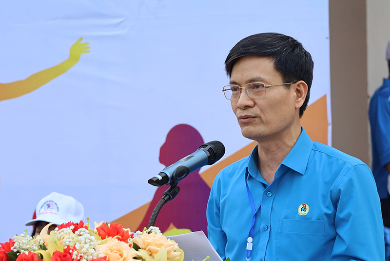 Đại diện lãnh đạo LĐLĐ tỉnh phát biểu khai mạc giải.