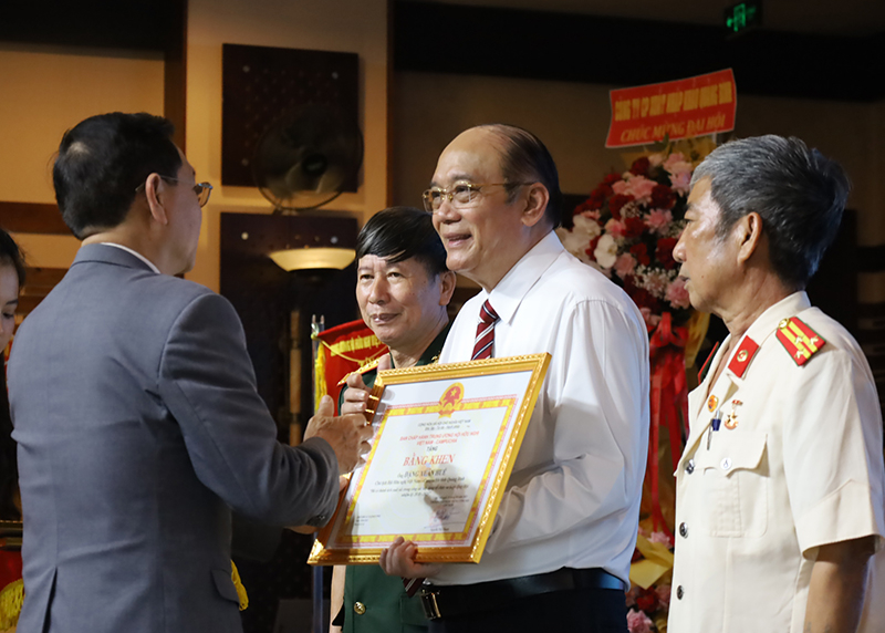 … và bằng khen cho các cá nhân xuất sắc. 