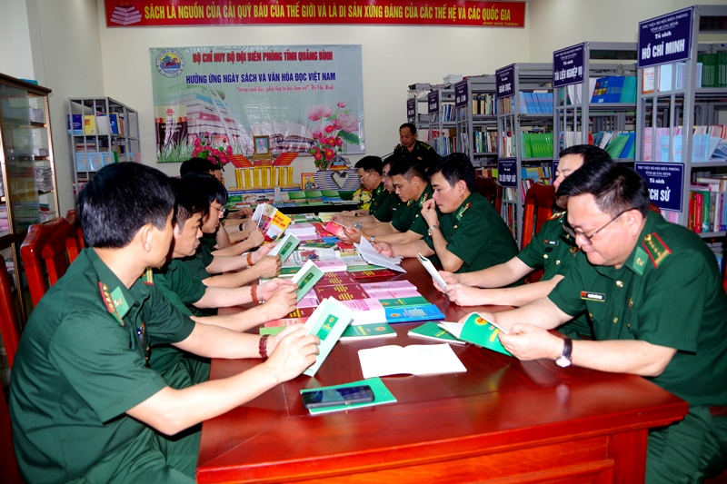Cán bộ, chiến sĩ cơ quan Bộ Chỉ huy BĐBP tỉnh thường xuyên tham gia đọc sách, báo, tham khảo tại liệu.