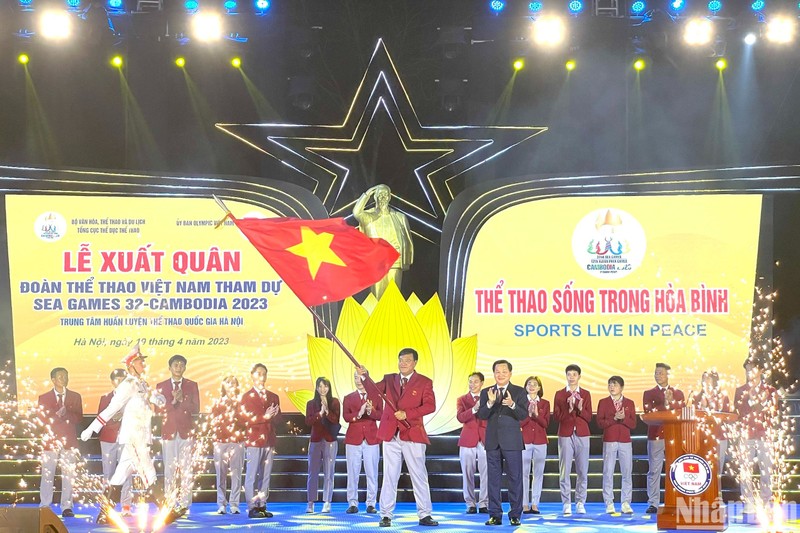 Phó Thủ Tướng Lê Minh Khái trao cờ cho Trưởng đoàn Thể thao Việt Nam Đặng Hà Việt. Đồng chí Lê Minh Khái, Bí thư Trung ương Đảng, Phó Thủ tướng Chính phủ đã dự và phát biểu.