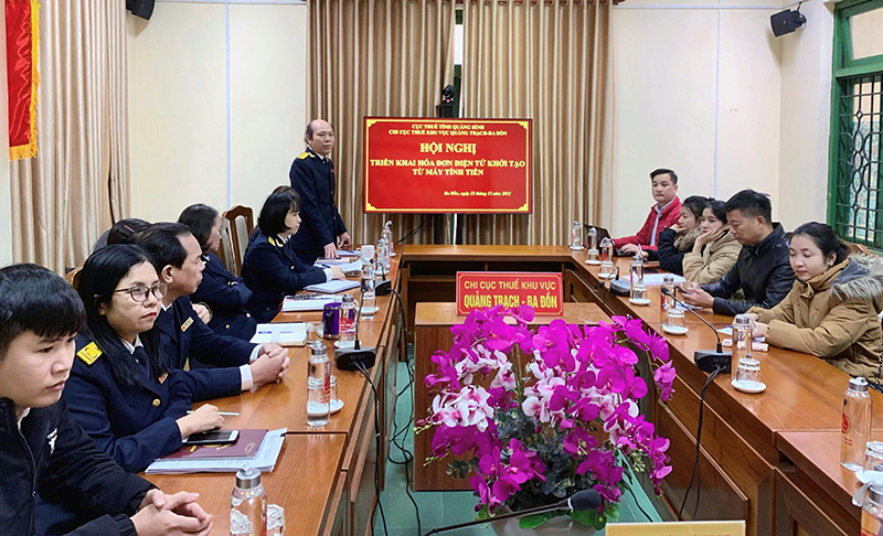 Chi cục Thuế khu vực Quảng Trạch-Ba Đồn giải đáp thắc mắc của người nộp thuế về thực hiện hóa đơn điện tử khởi tạo từ máy tính tiền.