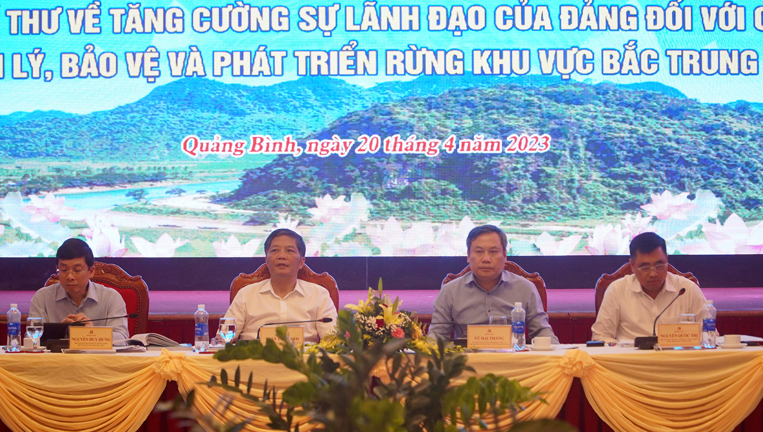 Đồng chí Trưởng ban Kinh tế Trung ương Trần Tuấn Anh, đồng chí Bí thư Tỉnh ủy Quảng Bình Vũ Đại Thắng và các đồng chí lãnh đạo các bộ chủ trì hội nghị